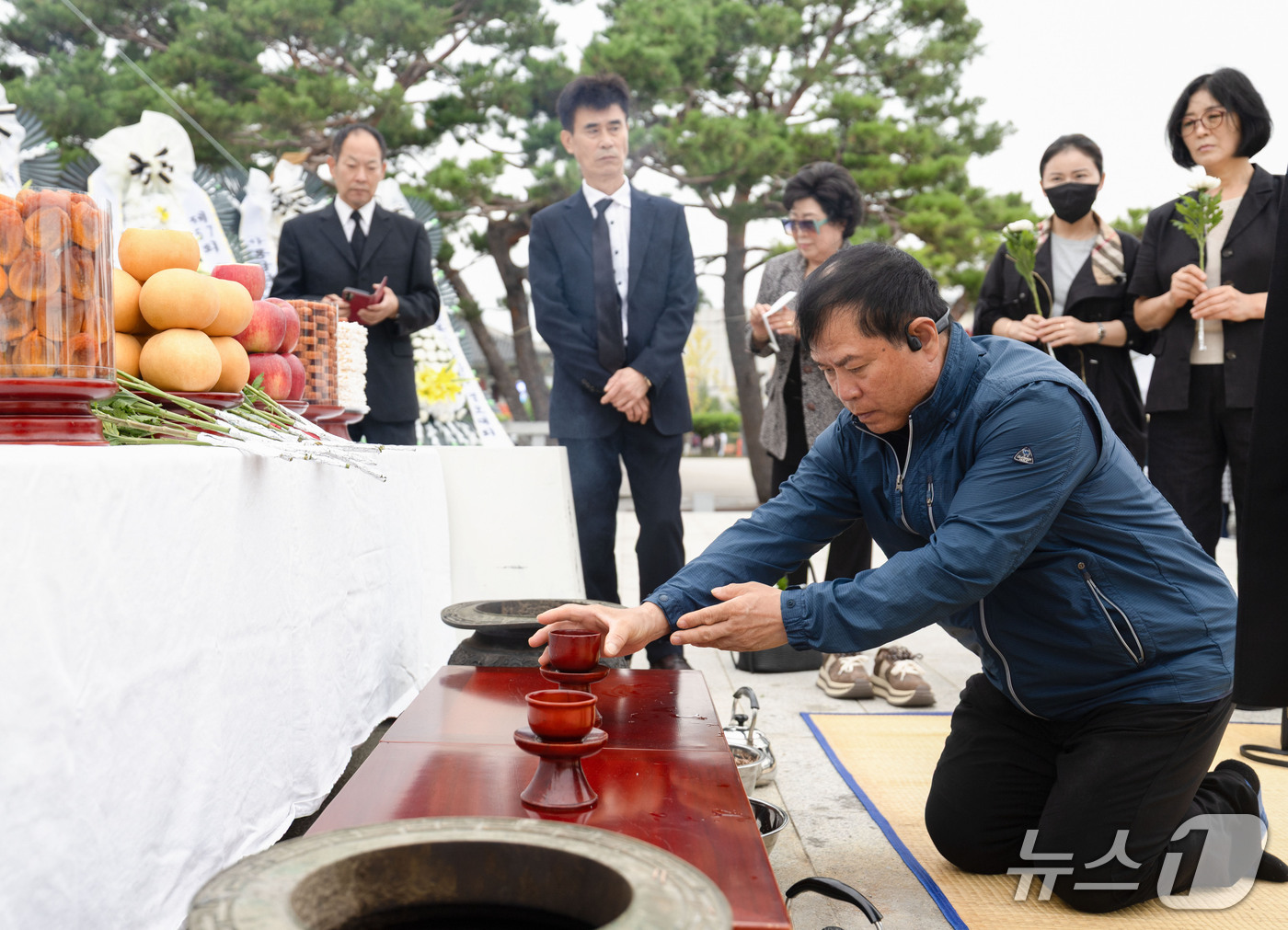 (파주=뉴스1) 이종수 기자 = 추석인 25일 오전 경기도 파주 임진각 망배단에서 열린 제57회 합동경모대회에 참석한 실향민 가족들이 헌화 및 차례를 지내고 있다. 2026.9.2 …