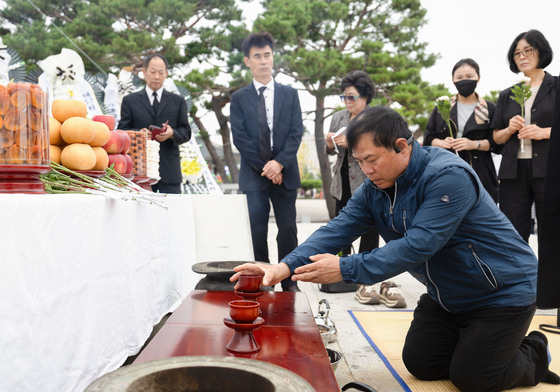 북녘 향해 헌화하는 실향민 가족
