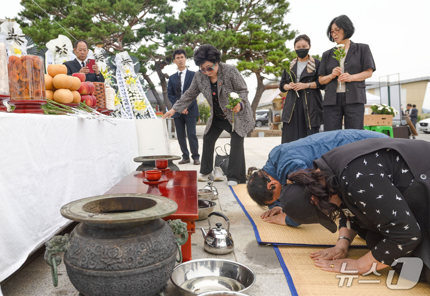 (파주=뉴스1) 이종수 기자 = 추석인 25일 오전 경기도 파주 임진각 망배단에서 열린 제57회 합동경모대회에 참석한 실향민 가족들이 헌화 및 차례를 지내고 있다. 2026.9.2 …