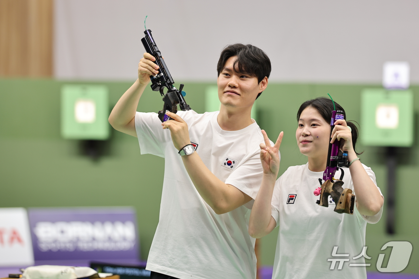 (도요타=뉴스1) 김도우 기자 = 대한민국 홍수현과 추가은이 25일 일본 도요타시 아이치현 종합사격장에서 열린 2026 아이치·나고야 아시안게임 사격 혼성 단체 10m 공기권총 결 …