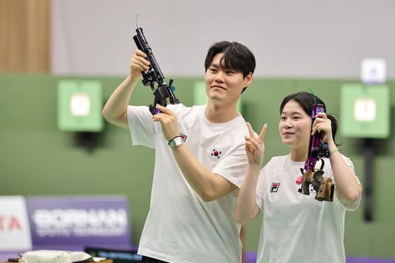 홍수현·추가은, 사격 10m 공기권총 혼성 단체 은메달