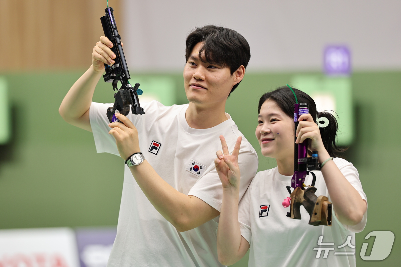 (도요타=뉴스1) 김도우 기자 = 대한민국 홍수현과 추가은이 25일 일본 도요타시 아이치현 종합사격장에서 열린 2026 아이치·나고야 아시안게임 사격 혼성 단체 10m 공기권총 결 …