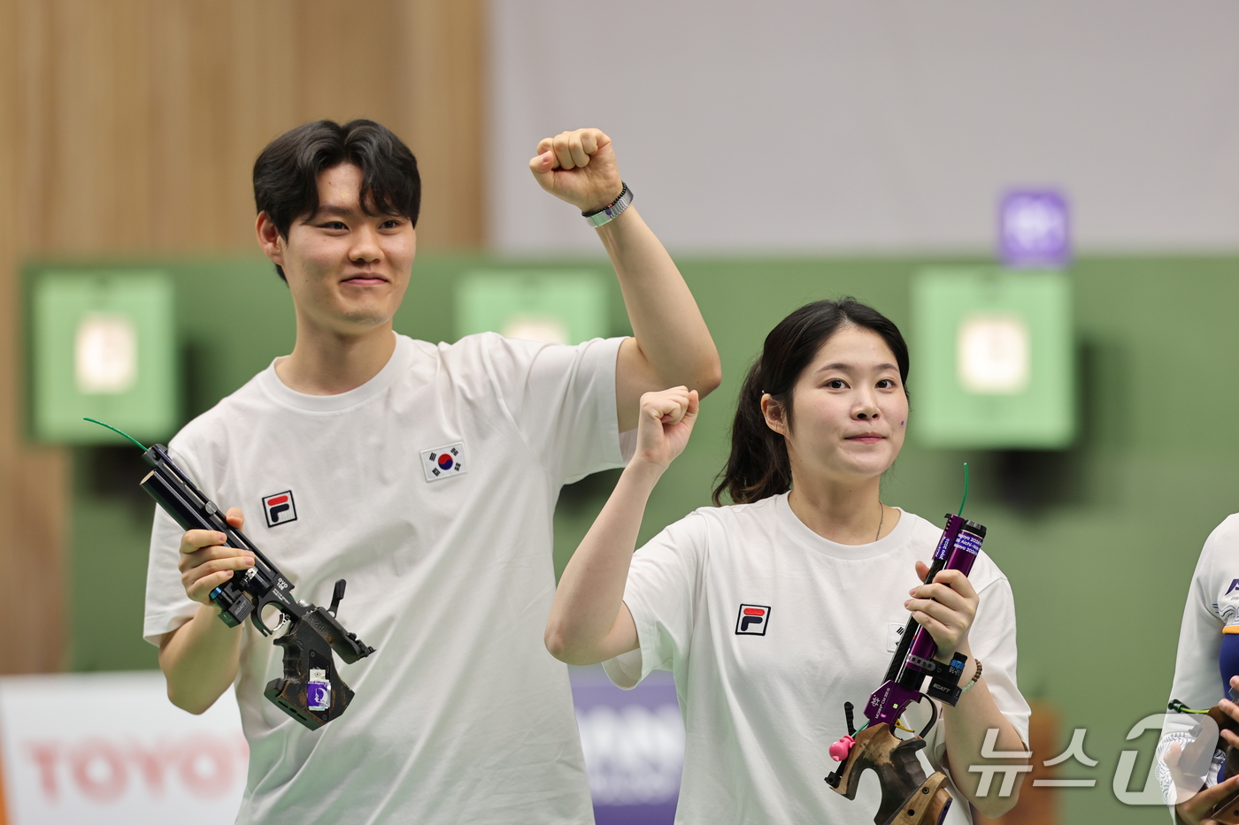 (도요타-뉴스1) 김도우 기자 = 대한민국 홍수현과 추가은이 25일 일본 도요타시 아이치현 종합사격장에서 열린 2026 아이치·나고야 아시안게임 사격 혼성 단체 10m 공기권총 결 …