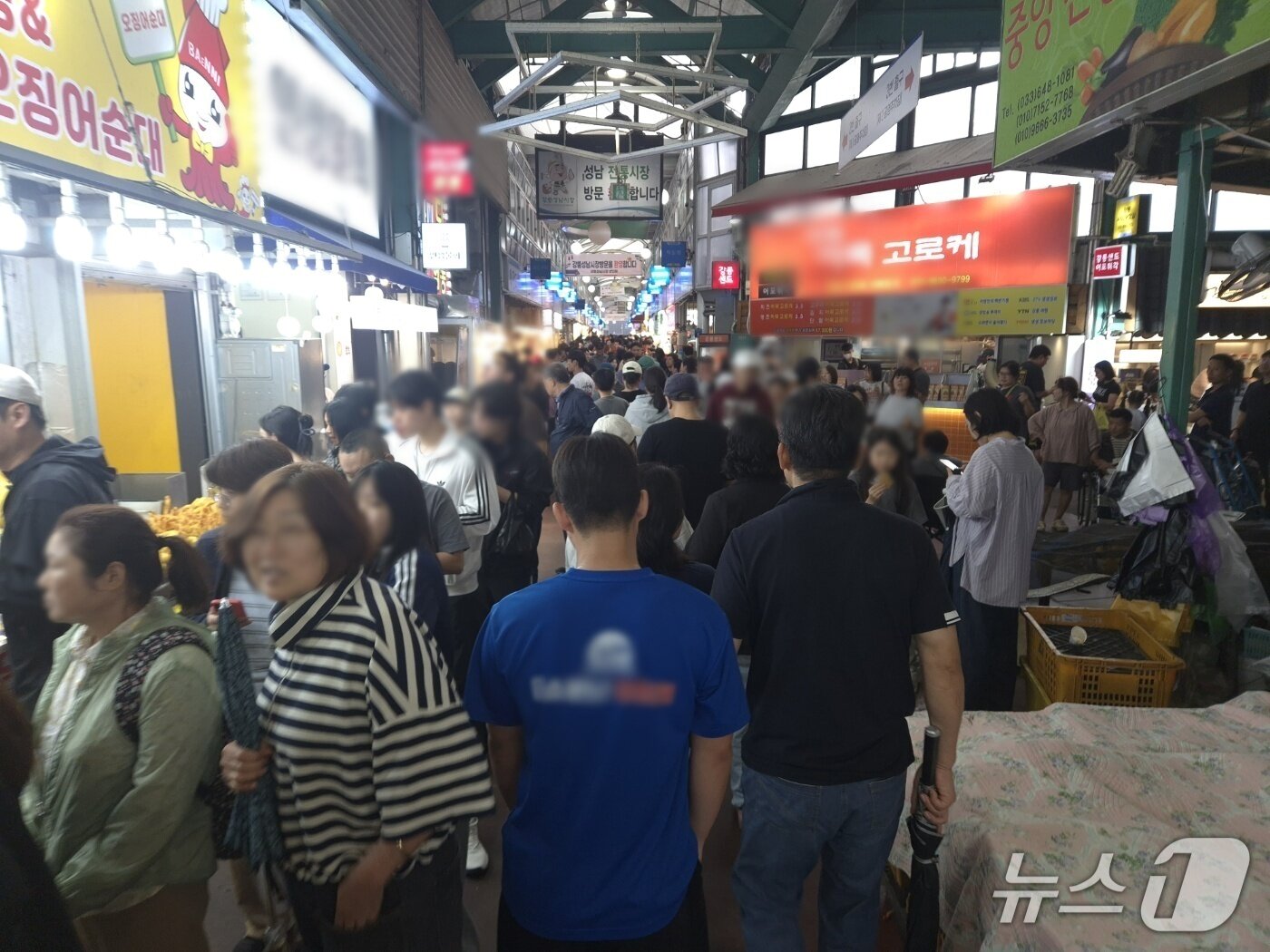 본문 이미지 - 추석 당일인 25일 강원 강릉시 중앙·성남시장이 명절 연휴를 맞아 찾아온 귀성객과 관광객들로 북적이고 있다. 2026.9.25/뉴스1 윤왕근 기자