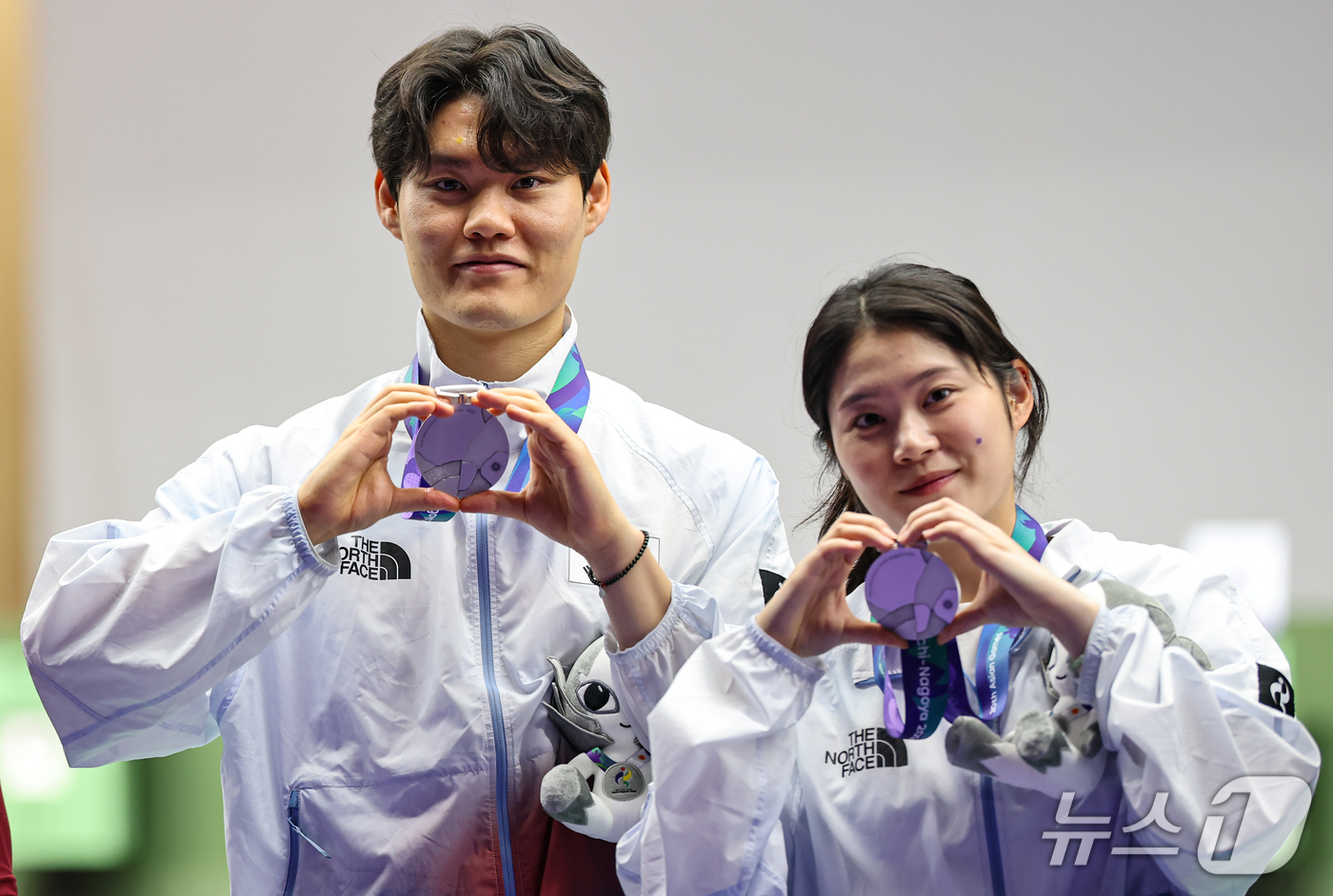 (도요타=뉴스1) 김도우 기자 = 대한민국 홍수현과 추가은이 25일 일본 도요타시 아이치현 종합사격장에서 열린 2026 아이치·나고야 아시안게임 사격 혼성 단체 10m 공기권총 결 …