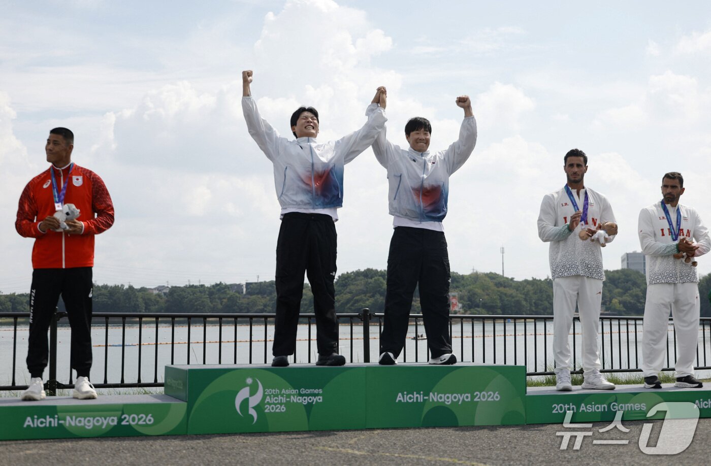 본문 이미지 - 카누 스프린트 남자 카약 2인승 500m에서 금메달을 획득한 조광희와 김효빈이 시상대에 올라 환호하고 있다.ⓒ 로이터=뉴스1