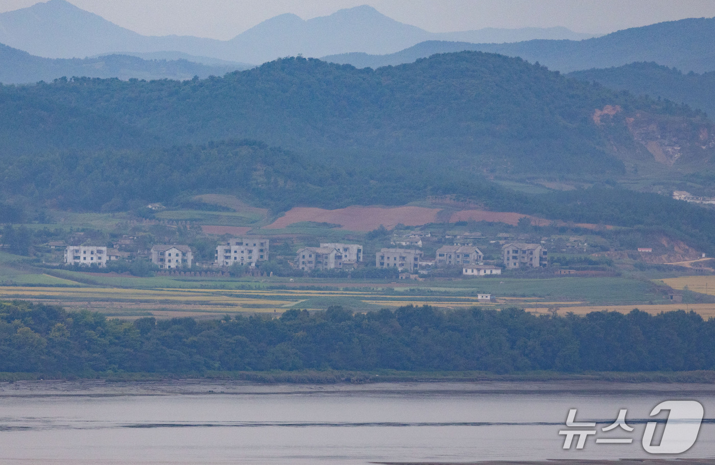 (파주=뉴스1) 이종수 기자 = 우크라이나군에 생포된 북한군 포로 2명의 한국 송환 사실 공개를 두고 여야 간 공방이 오가고 있는 25일 경기 파주시 오두산통일전망대에서 북한 황해 …