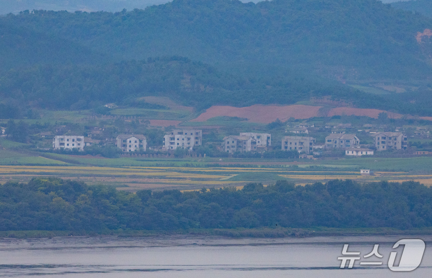 (파주=뉴스1) 이종수 기자 = 우크라이나군에 생포된 북한군 포로 2명의 한국 송환 사실 공개를 두고 여야 간 공방이 오가고 있는 25일 경기 파주시 오두산통일전망대에서 북한 황해 …