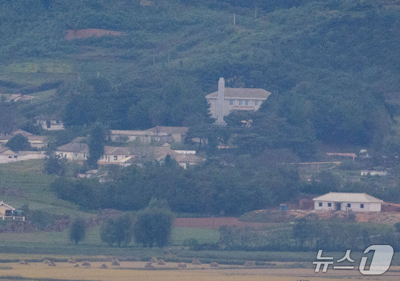 (파주=뉴스1) 이종수 기자 = 우크라이나군에 생포된 북한군 포로 2명의 한국 송환 사실 공개를 두고 여야 간 공방이 오가고 있는 25일 경기 파주시 오두산통일전망대에서 북한 황해 …
