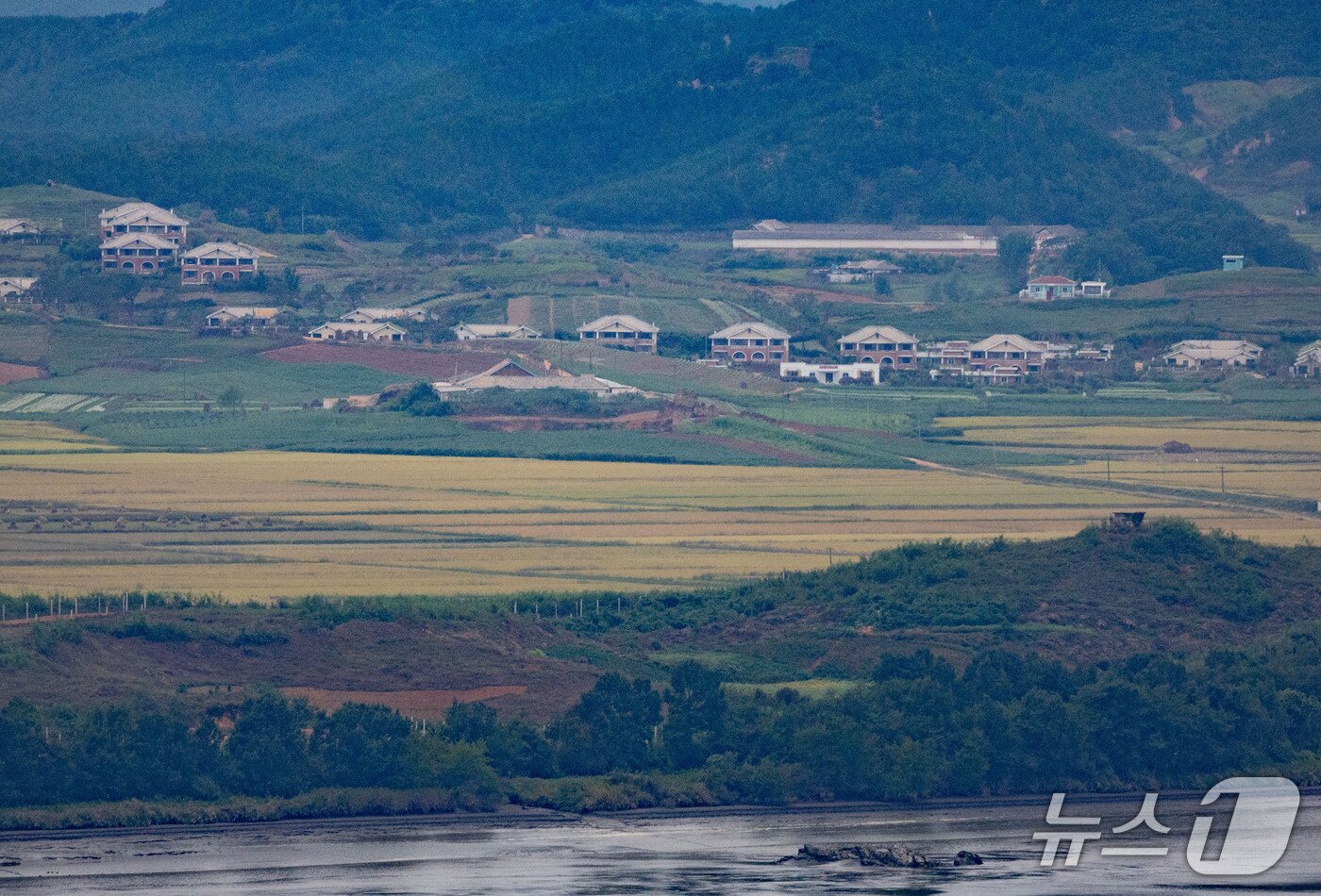 본문 이미지 - 우크라이나군에 생포된 북한군 포로 2명의 한국 송환 사실 공개를 두고 여야 간 공방이 오가고 있는 25일 경기 파주시 오두산통일전망대에서 북한 황해북도 개풍군 접경지역 마을이 보이고 있다. 2026.9.25 ⓒ 뉴스1 이종수 기자
