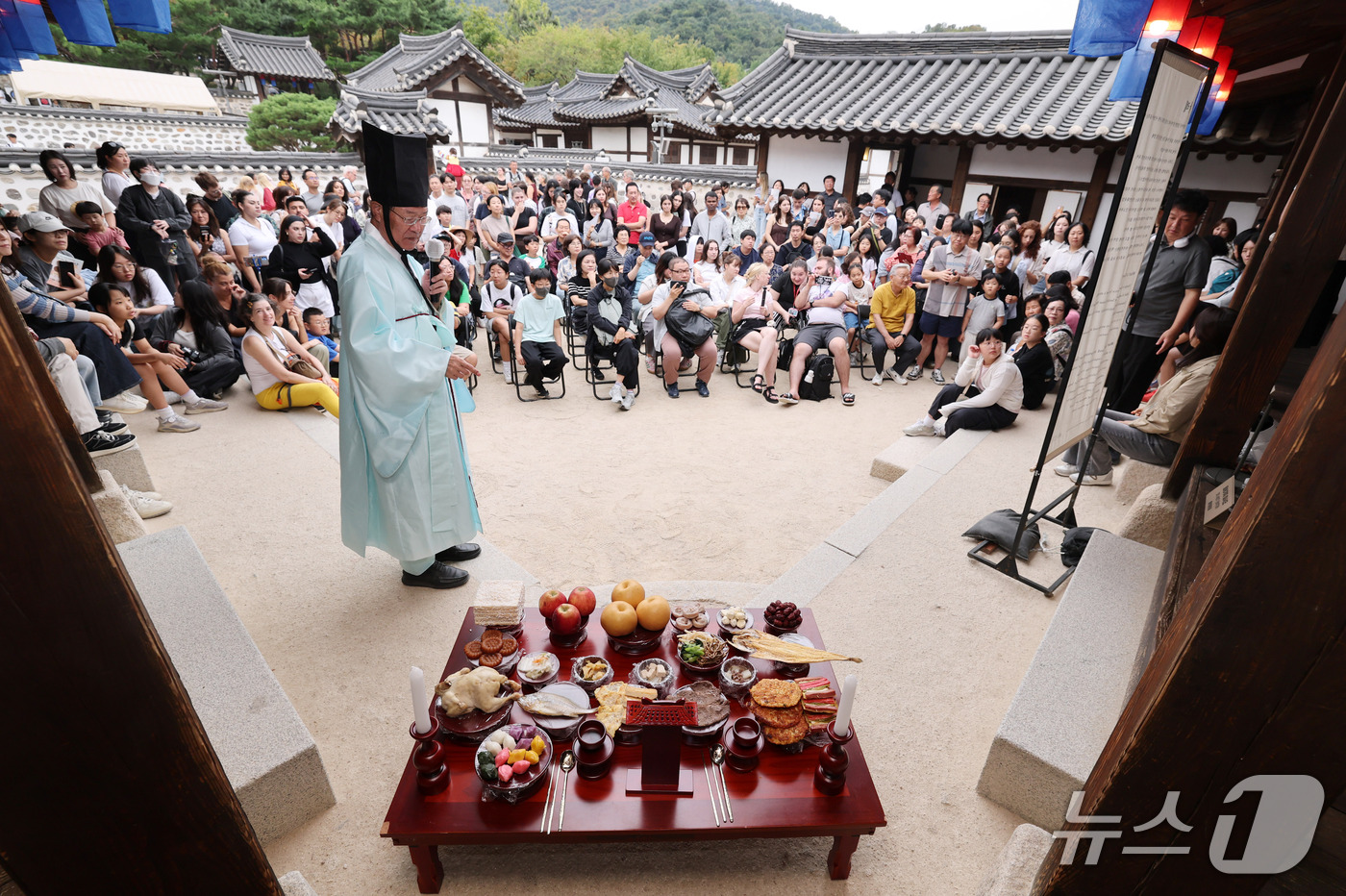 (서울=뉴스1) 박세연 기자 = 추석인 25일 서울 중구 남산골한옥마을에서 열린  '2026 남산골 추석축제 남산달빛마당'에서 전통 차례상을 소개하고 있다.마당을 주제로 열리는 남 …