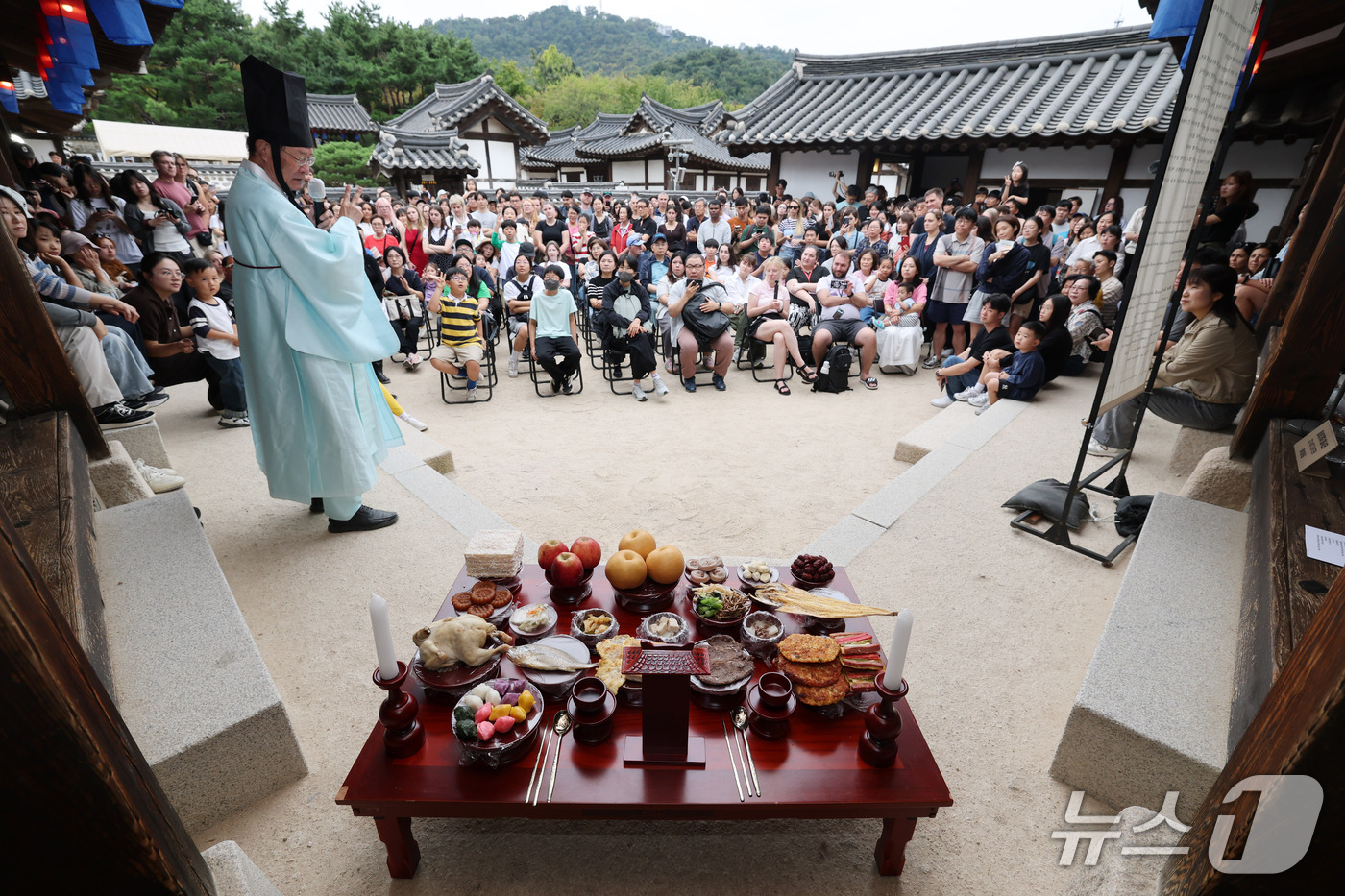 (서울=뉴스1) 박세연 기자 = 추석인 25일 서울 중구 남산골한옥마을에서 열린  '2026 남산골 추석축제 남산달빛마당'에서 전통 차례상을 소개하고 있다.마당을 주제로 열리는 남 …