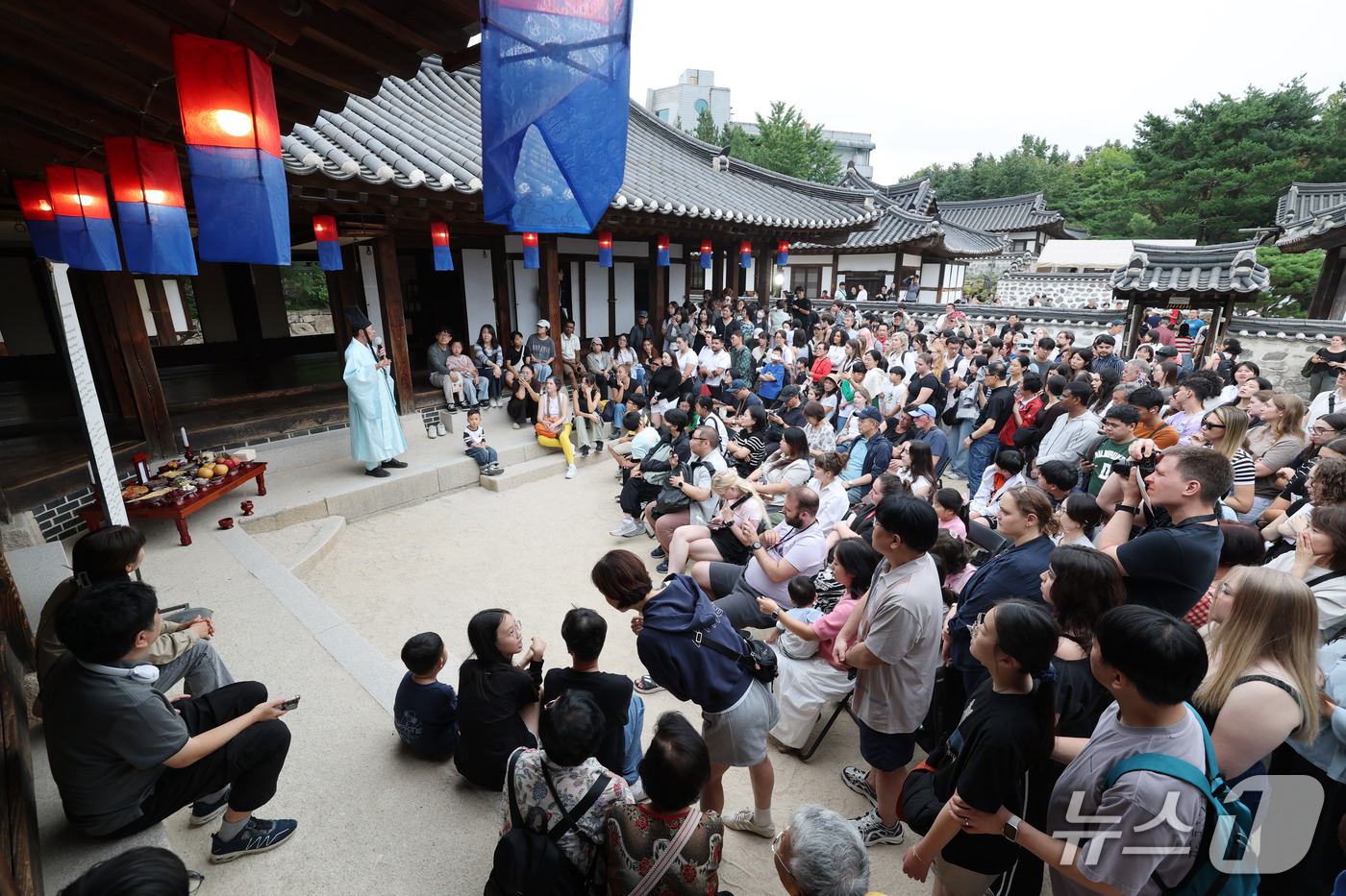 (서울=뉴스1) 박세연 기자 = 추석인 25일 서울 중구 남산골한옥마을에서 열린  '2026 남산골 추석축제 남산달빛마당'에서 전통 차례상을 소개하고 있다.마당을 주제로 열리는 남 …