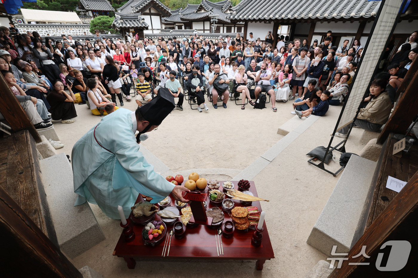 (서울=뉴스1) 박세연 기자 = 추석인 25일 서울 중구 남산골한옥마을에서 열린  '2026 남산골 추석축제 남산달빛마당'에서 전통 차례상을 소개하고 있다.마당을 주제로 열리는 남 …