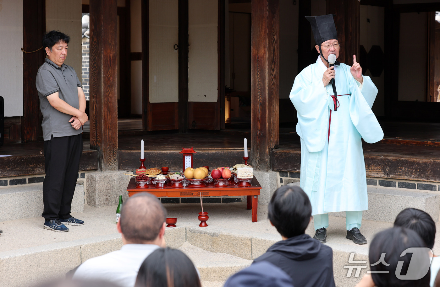 (서울=뉴스1) 박세연 기자 = 추석인 25일 서울 중구 남산골한옥마을에서 열린  '2026 남산골 추석축제 남산달빛마당'에서 전통 차례상을 소개하고 있다.마당을 주제로 열리는 남 …