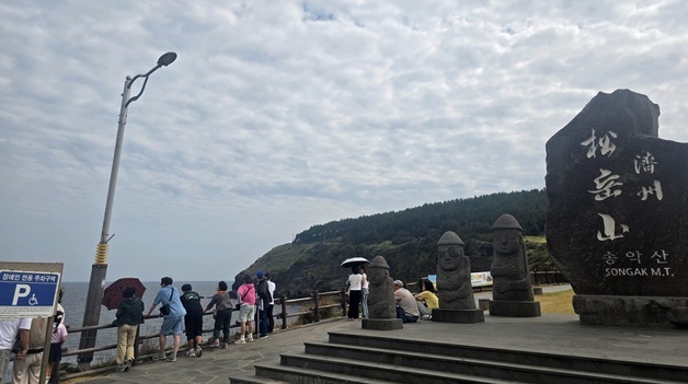 "올 추석에는 가족여행 떠나요"…제주 관광객·귀성객 '북적'