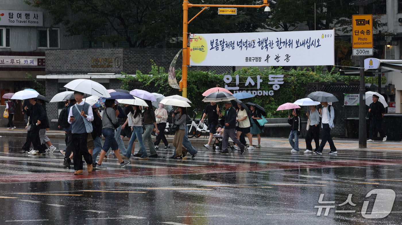 (서울=뉴스1) 박세연 기자 = 비가 내리고 있는 25일 오후 서울 종로구 인사동 입구 횡단보도에서 우산을 쓴 시민들이 발걸음을 옮기고 있다. 2026.9.25/뉴스1