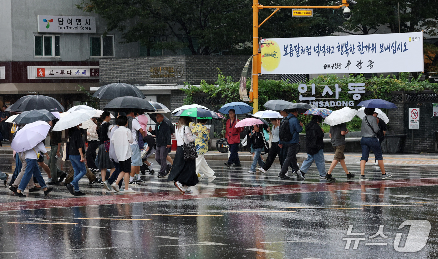 (서울=뉴스1) 박세연 기자 = 비가 내리고 있는 25일 오후 서울 종로구 인사동 입구 횡단보도에서 우산을 쓴 시민들이 발걸음을 옮기고 있다. 2026.9.25/뉴스1