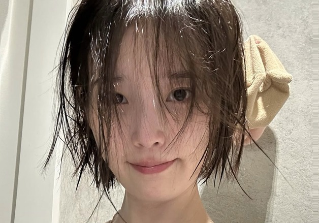 아이유, 단발 헤어에 민낯 자랑…남다른 '동안 비주얼' [N샷]