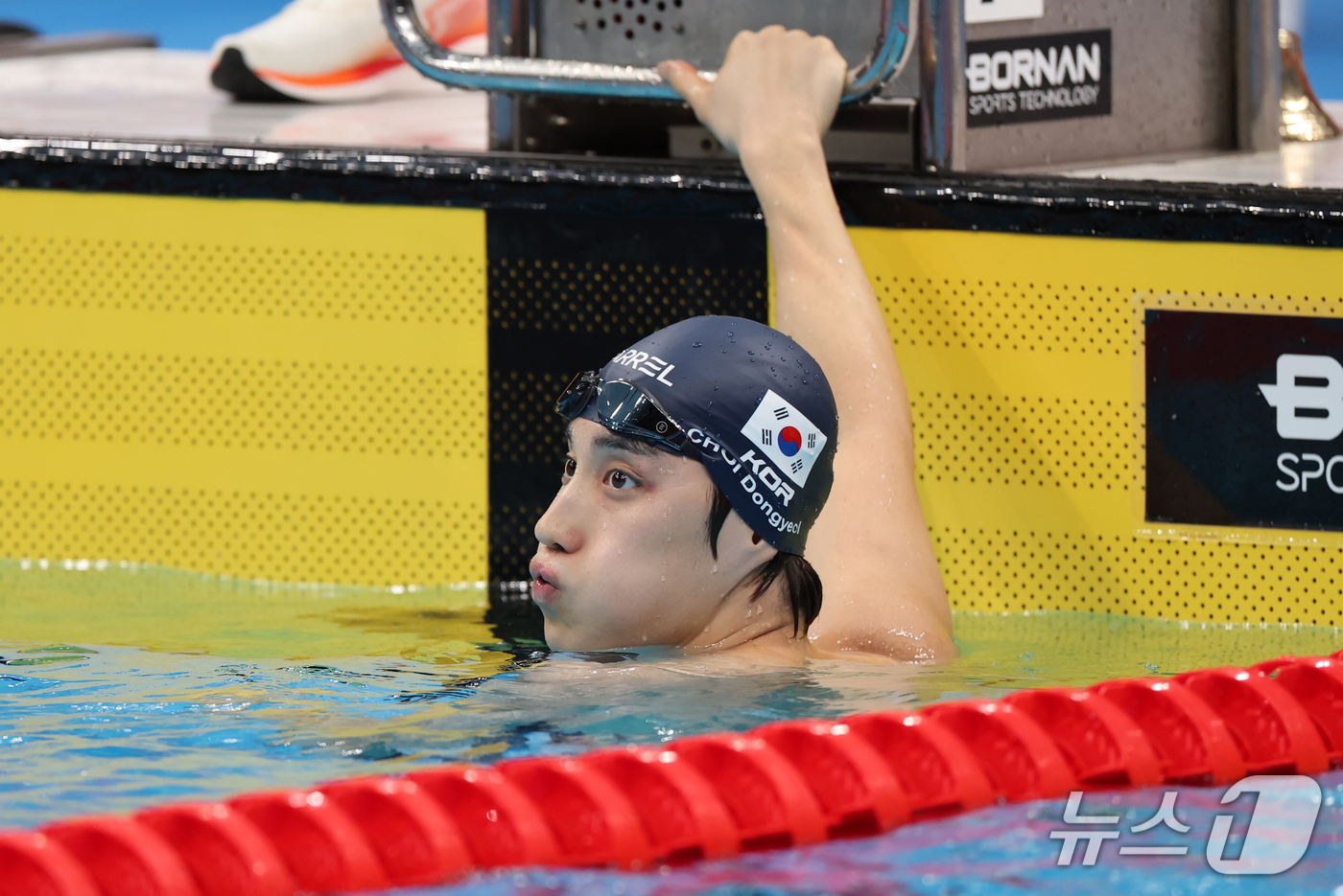 (도쿄=뉴스1) 김민지 기자 = 25일 도쿄 아쿠아틱스 센터에서 열린 2026 아이치·나고야 아시안게임 남자 50m 평영 결승에서 최동열이 경기를 마치고 기록을 확인하고 있다. 최 …