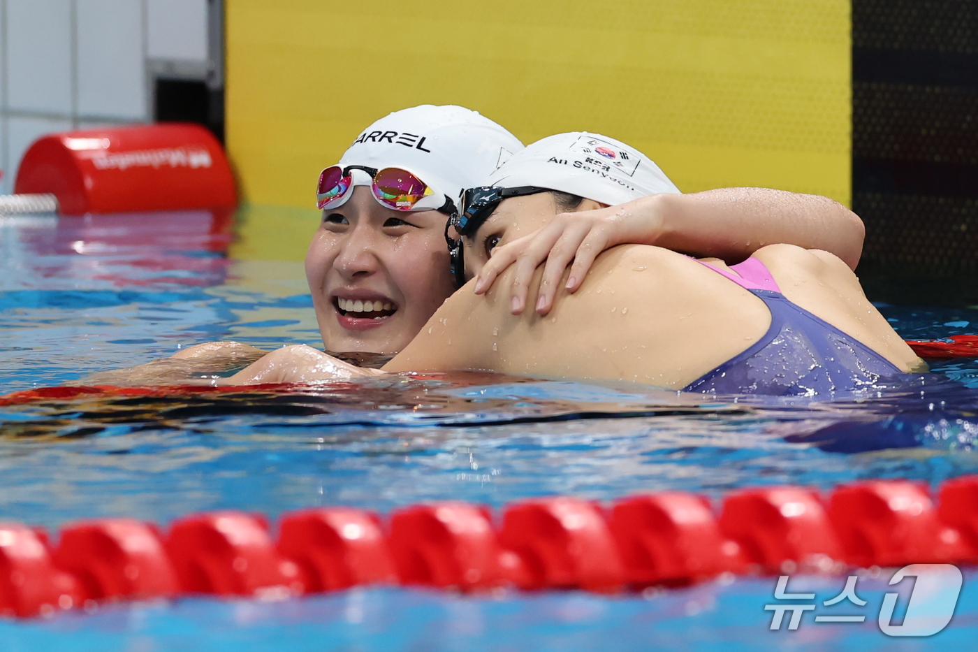 (도쿄=뉴스1) 김민지 기자 = 25일 도쿄 아쿠아틱스 센터에서 열린 2026 아이치·나고야 아시안게임 여자 50m 접영 결승에서 이송은, 안세현이 기록을 확인하고 아쉬워하고 있다 …