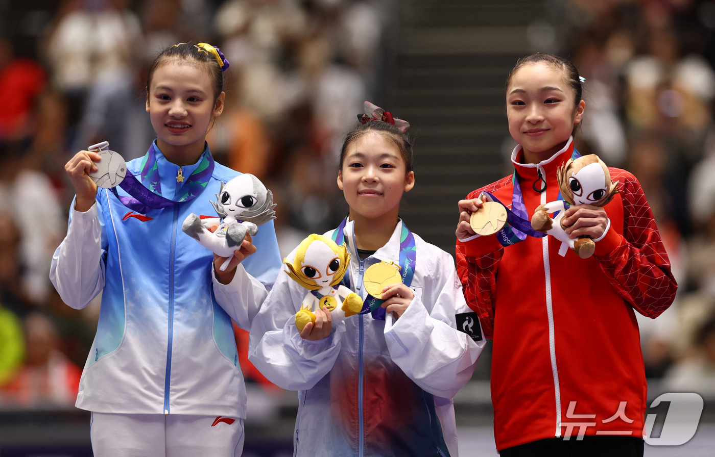 (로이터=뉴스1) 박세연 기자 = 대한민국 기계체조 황서현 선수(가운데)가 25일 일본 나고야시 종합체육관에서 열린 2026 아이치·나고야 아시안게임 기계체조 여자 평행봉 개인전 …