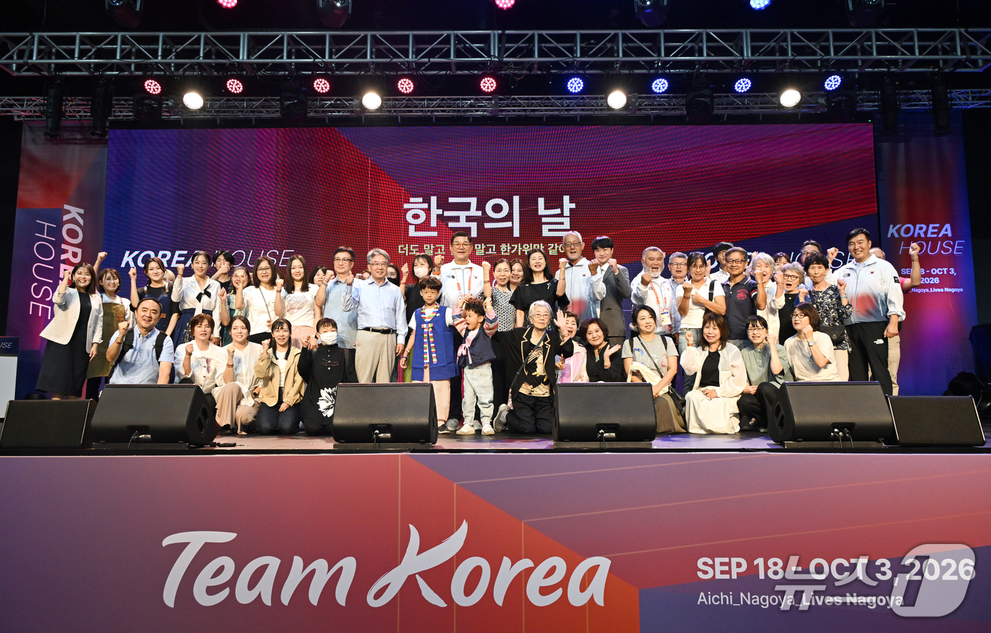 (서울=뉴스1) = 대한체육회가 25일 일본 나고야에 위치한 코리아하우스에서 개최한 한국의 날 행사에서 참석자들이 단체사진 촬영을 하고 있다. (대한체육회 제공. 재판매 및 DB …