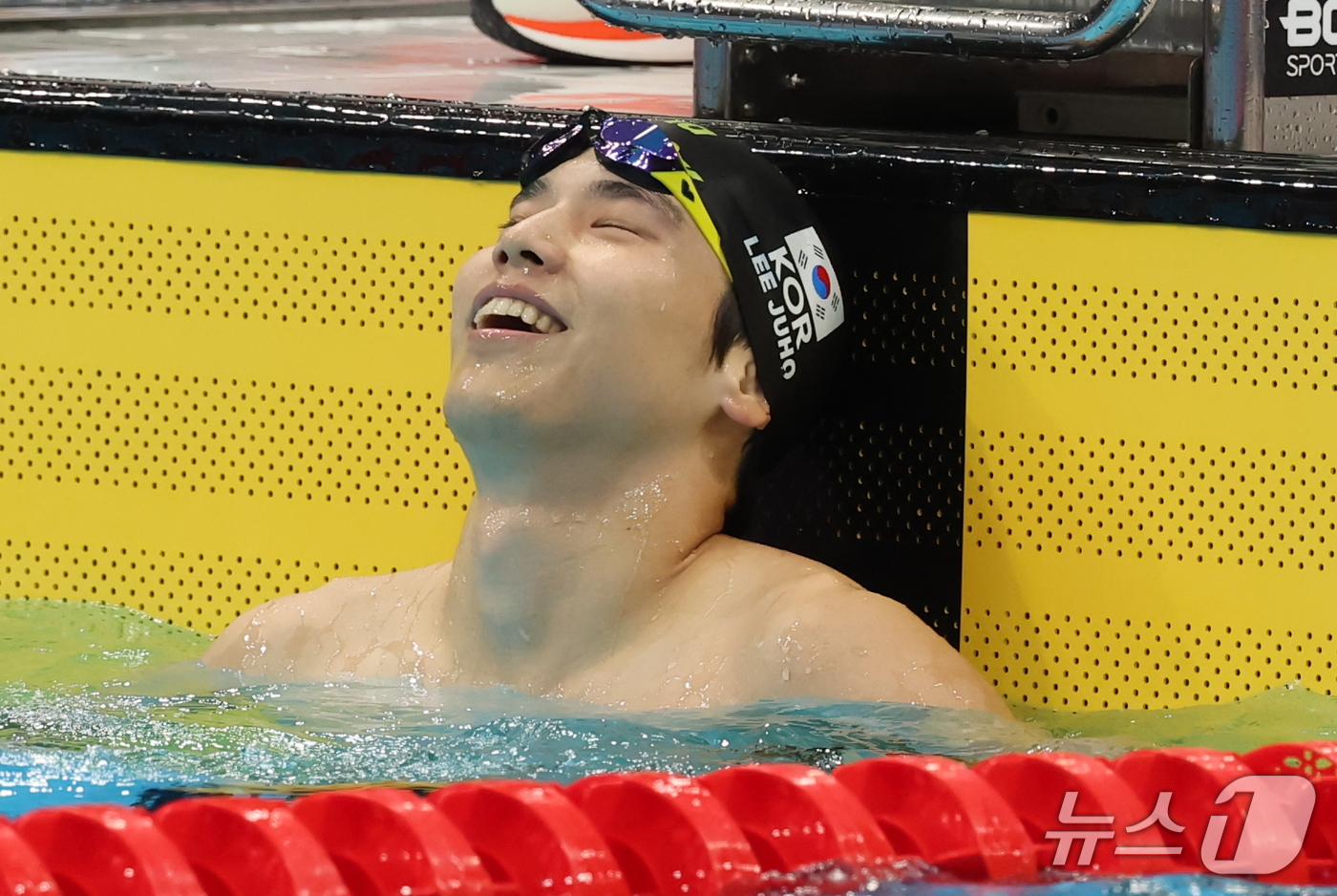 (도쿄=뉴스1) 김민지 기자 = 25일 도쿄 아쿠아틱스 센터에서 열린 2026 아이치·나고야 아시안게임 남자 200m 배영 결승에서 이주호가 경기를 마치고 미소 짓고 있다. 이주호 …