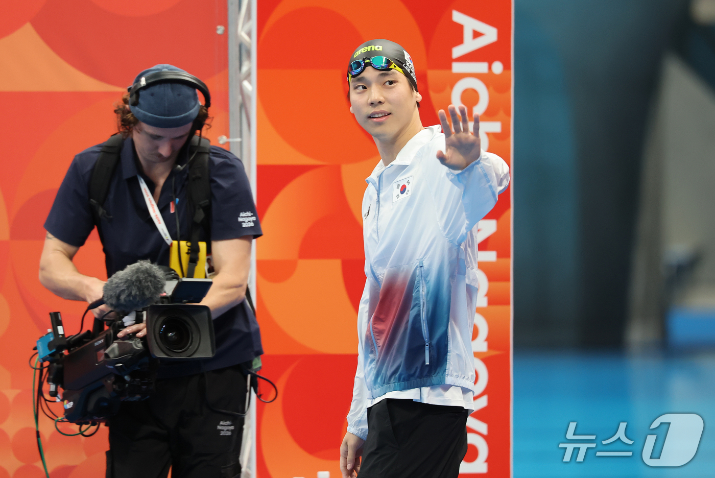 (도쿄=뉴스1) 김민지 기자 = 25일 도쿄 아쿠아틱스 센터에서 열린 2026 아이치·나고야 아시안게임 남자 200m 배영 결승에서 이주호가 입장하고 있다. 이날 이주호는 은메달을 …