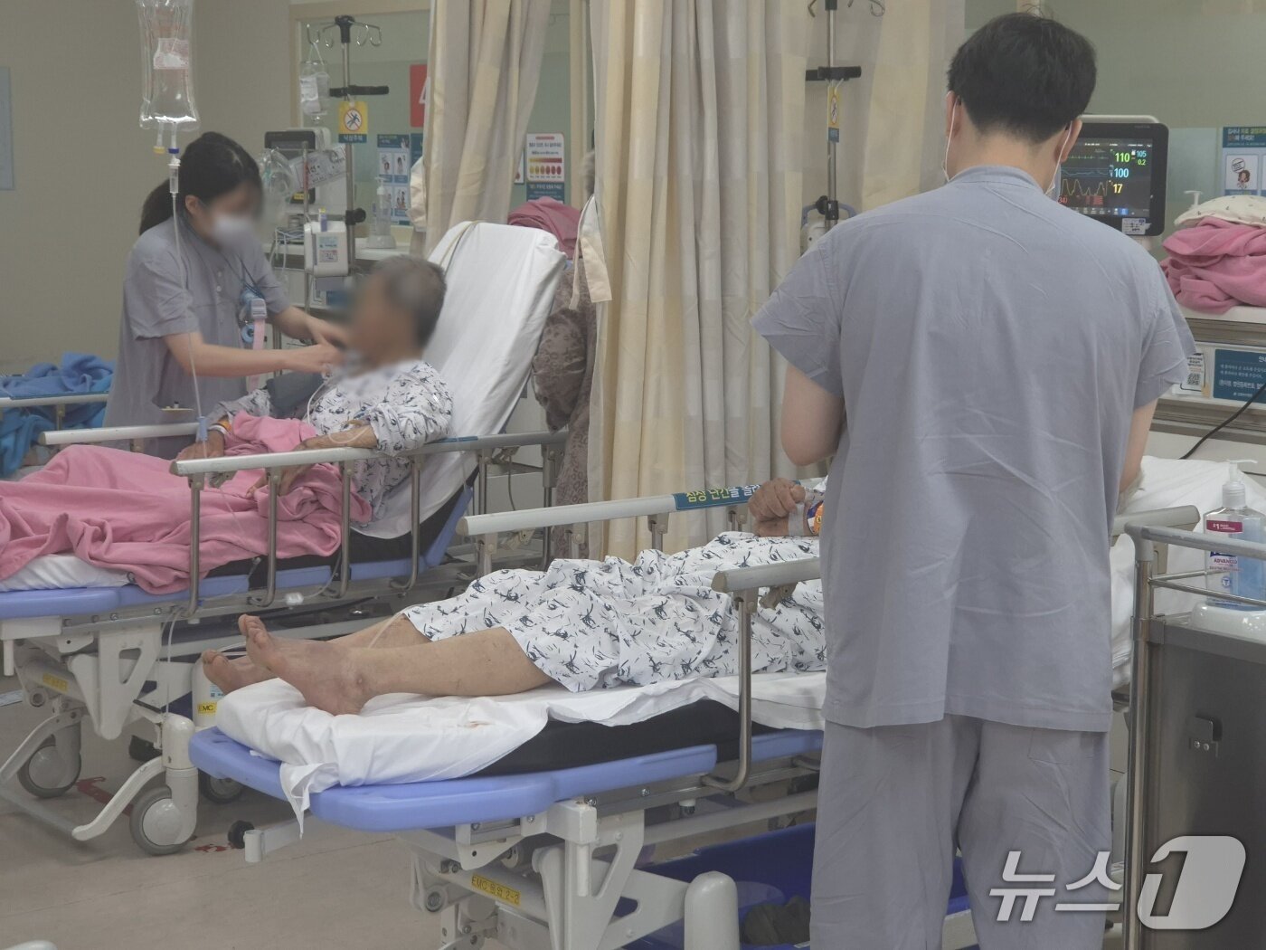 본문 이미지 - 추석 당일인 지난 25일 오후 강원 강릉아산병원 권역응급의료센터에서 의료진이 침상에 누운 환자를 처치하고 있다. 2026.9.26/뉴스1 윤왕근 기자