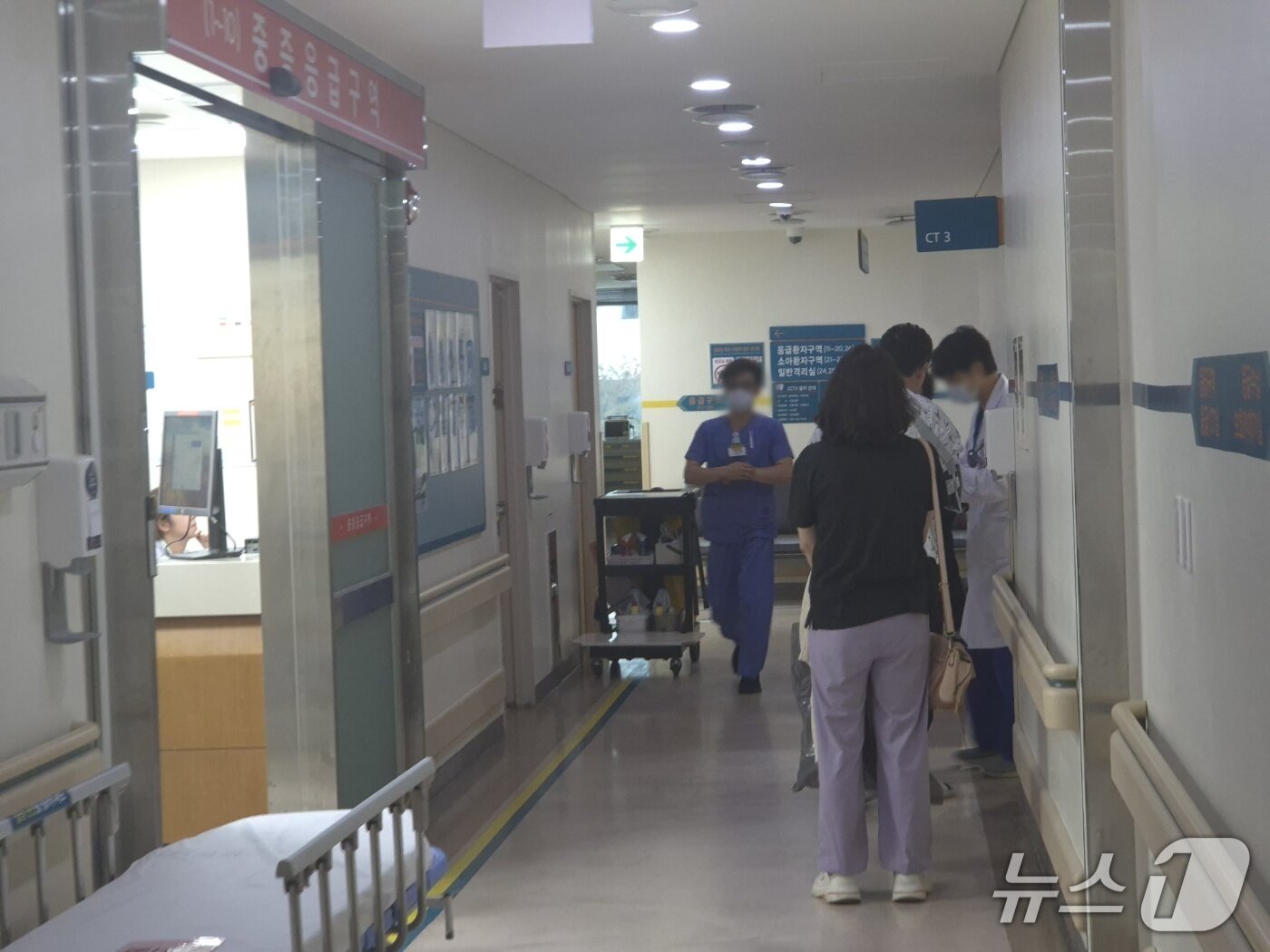 본문 이미지 - 추석 당일인 지난 25일 오후 강원 강릉아산병원 권역응급의료센터에서 의료진과 보호자들이 응급실 복도에 서 있다. 2026.9.26/뉴스1