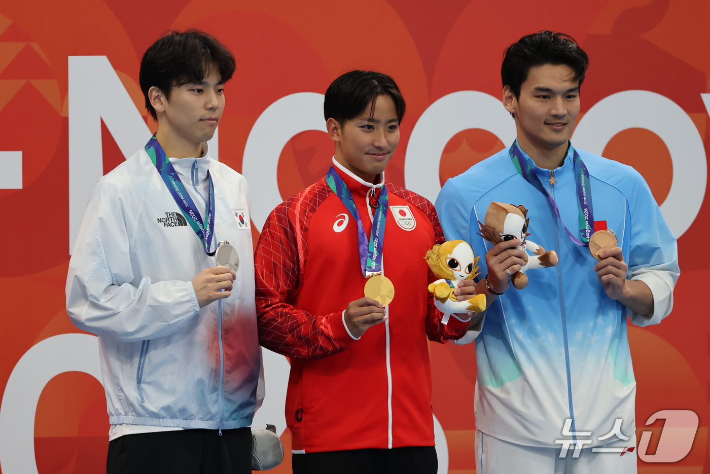 (도쿄=뉴스1) 김민지 기자 = 대한민국 이주호(왼쪽)가 25일 도쿄 아쿠아틱스 센터에서 열린 2026 아이치·나고야 아시안게임 남자 200m 배영 시상식에서 은메달을 들고 포즈를 …