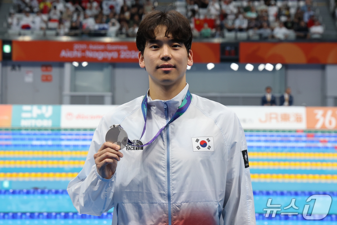 (도쿄=뉴스1) 김민지 기자 = 이주호가 25일 도쿄 아쿠아틱스 센터에서 열린 2026 아이치·나고야 아시안게임 남자 200m 배영 시상식에서 은메달을 들고 포즈를 취하고 있다. …