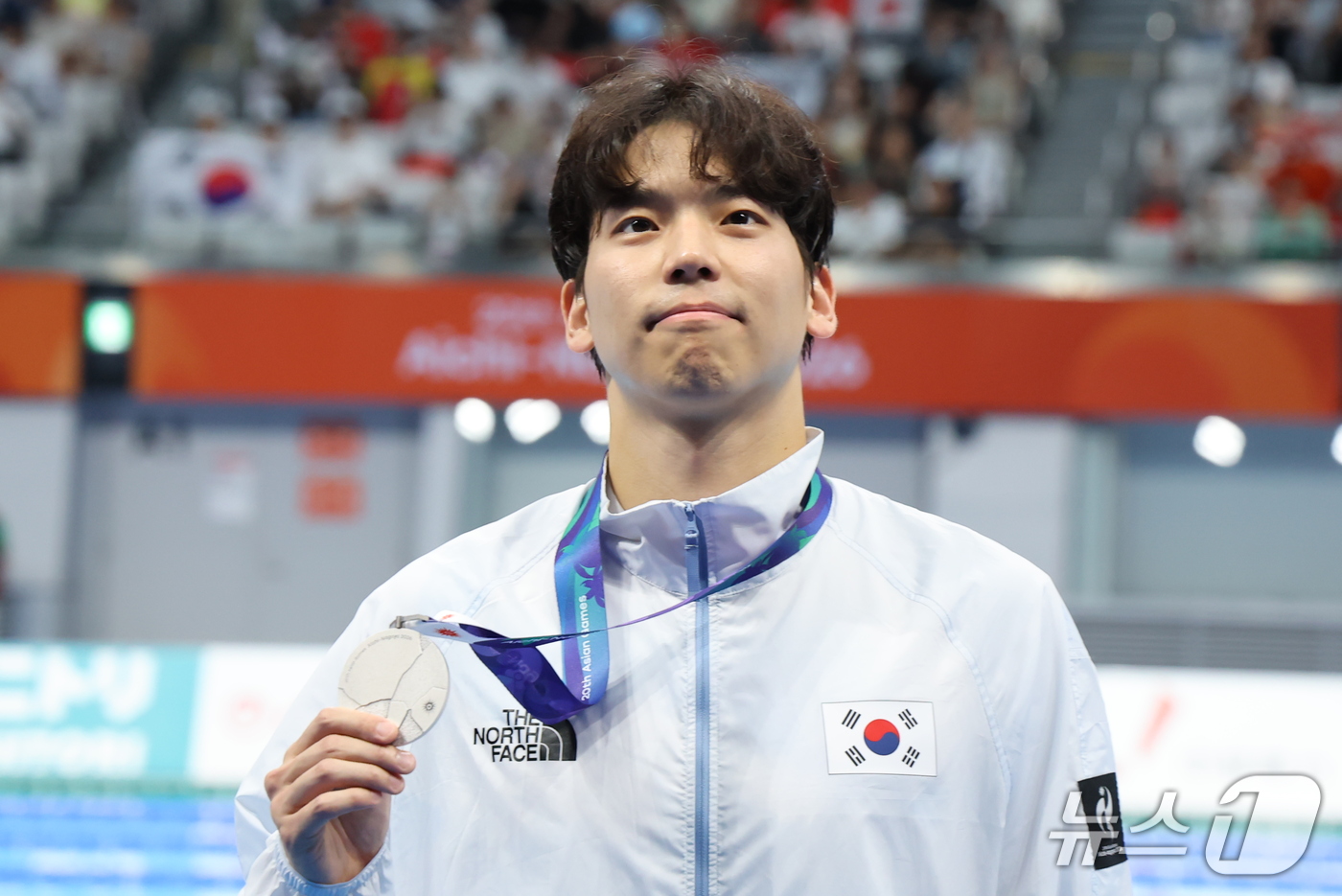 (도쿄=뉴스1) 김민지 기자 = 대한민국 이주호가 25일 도쿄 아쿠아틱스 센터에서 열린 2026 아이치·나고야 아시안게임 남자 200m 배영 시상식에서 은메달을 들고 포즈를 취하고 …