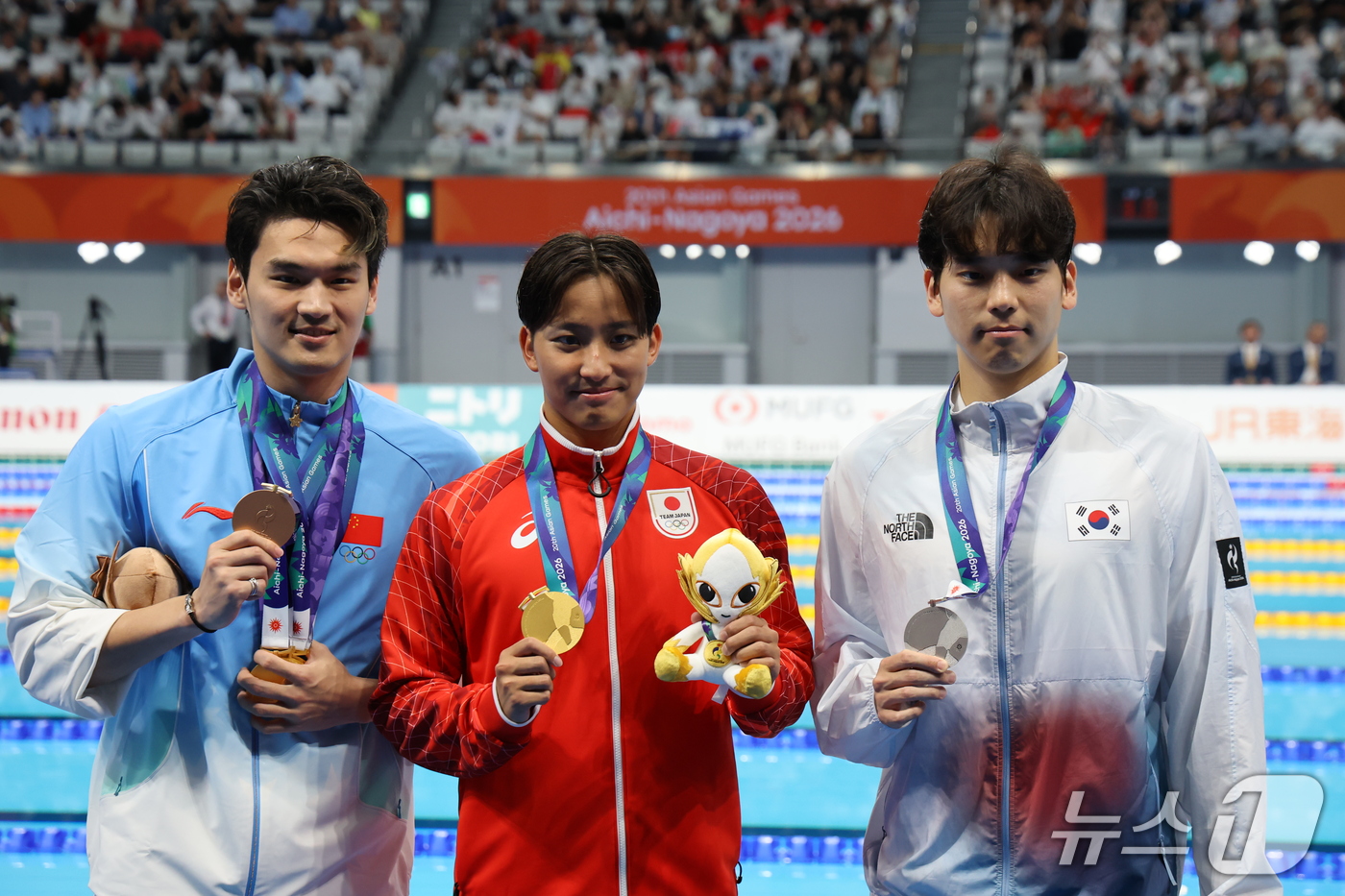 (도쿄=뉴스1) 김민지 기자 = 대한민국 이주호(오른쪽)가 25일 도쿄 아쿠아틱스 센터에서 열린 2026 아이치·나고야 아시안게임 남자 200m 배영 시상식에서 은메달을 들고 포즈 …