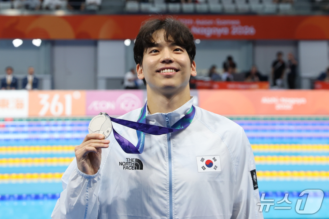 (도쿄=뉴스1) 김민지 기자 = 이주호가 25일 도쿄 아쿠아틱스 센터에서 열린 2026 아이치·나고야 아시안게임 남자 200m 배영 시상식에서 은메달을 들고 포즈를 취하고 있다. …