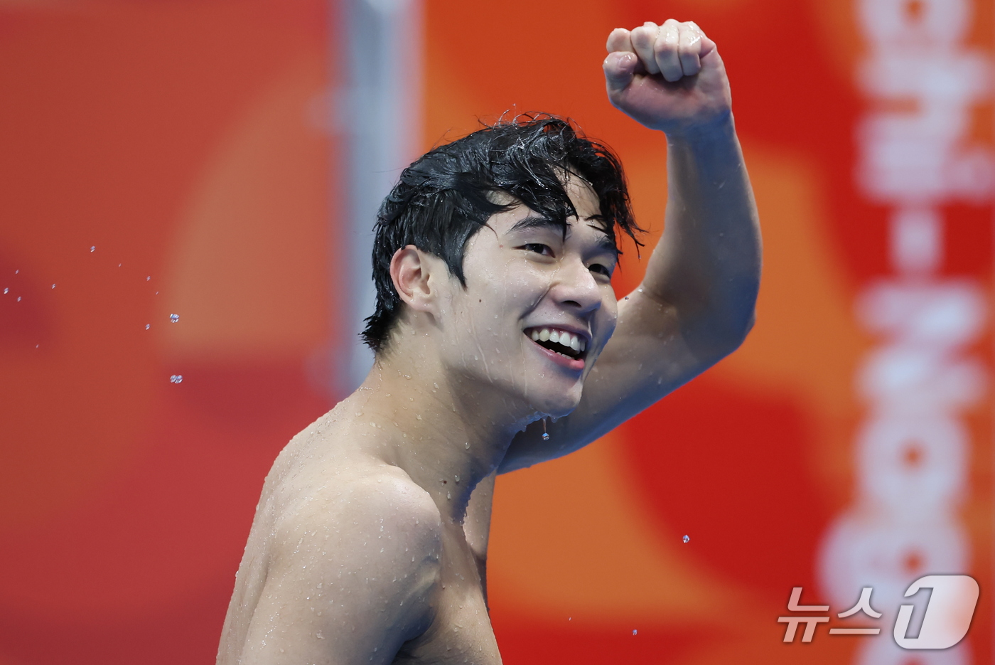 (도쿄=뉴스1) 김민지 기자 = 김민섭이 25일 도쿄 아쿠아틱스 센터에서 열린 2026 아이치·나고야 아시안게임 남자 200m 접영 결선 경기를 마치고 환호하고 있다. 김민섭은 3 …