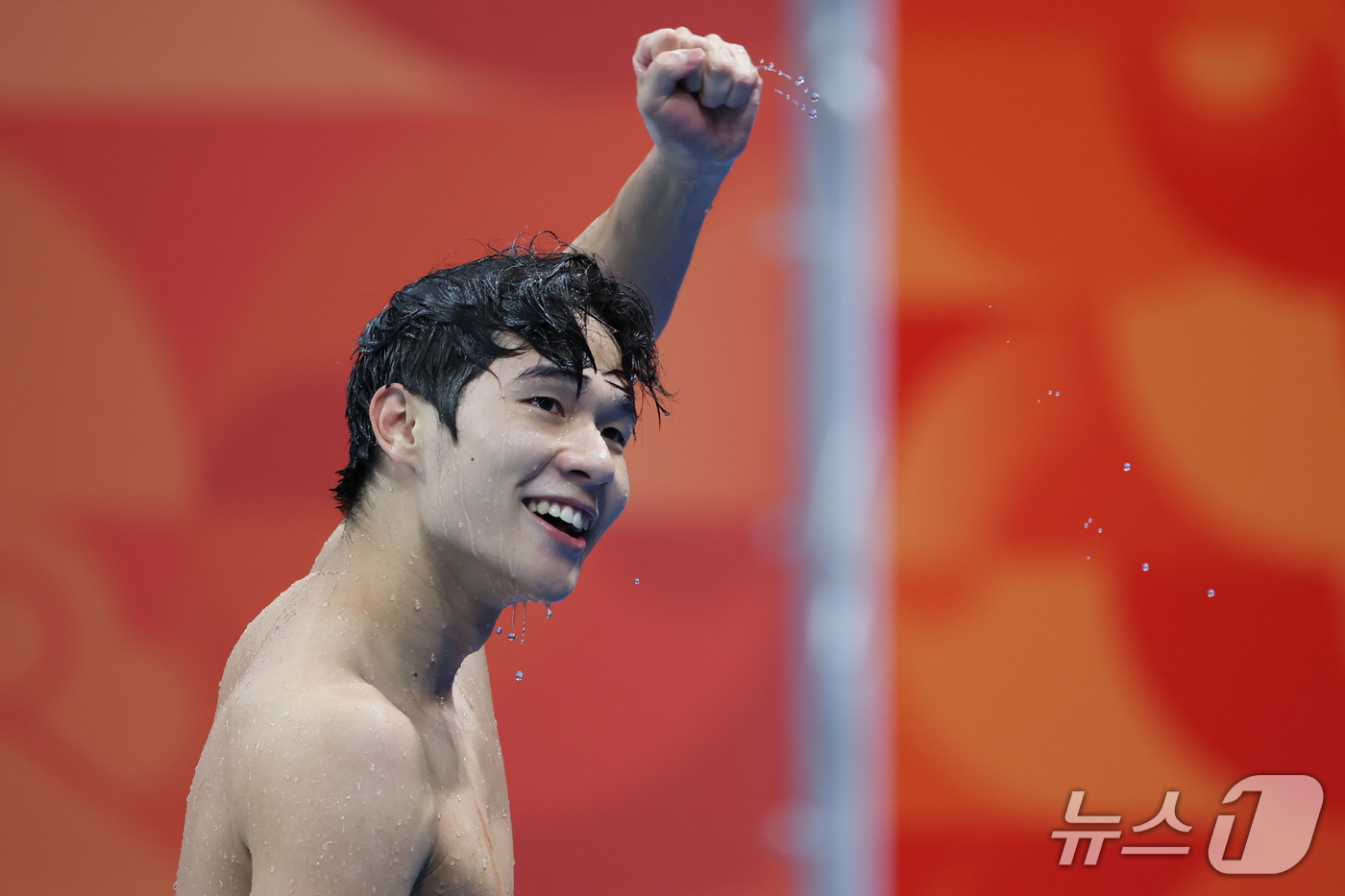 (도쿄=뉴스1) 김민지 기자 = 김민섭이 25일 도쿄 아쿠아틱스 센터에서 열린 2026 아이치·나고야 아시안게임 남자 200m 접영 결선 경기를 마치고 환호하고 있다. 김민섭은 3 …