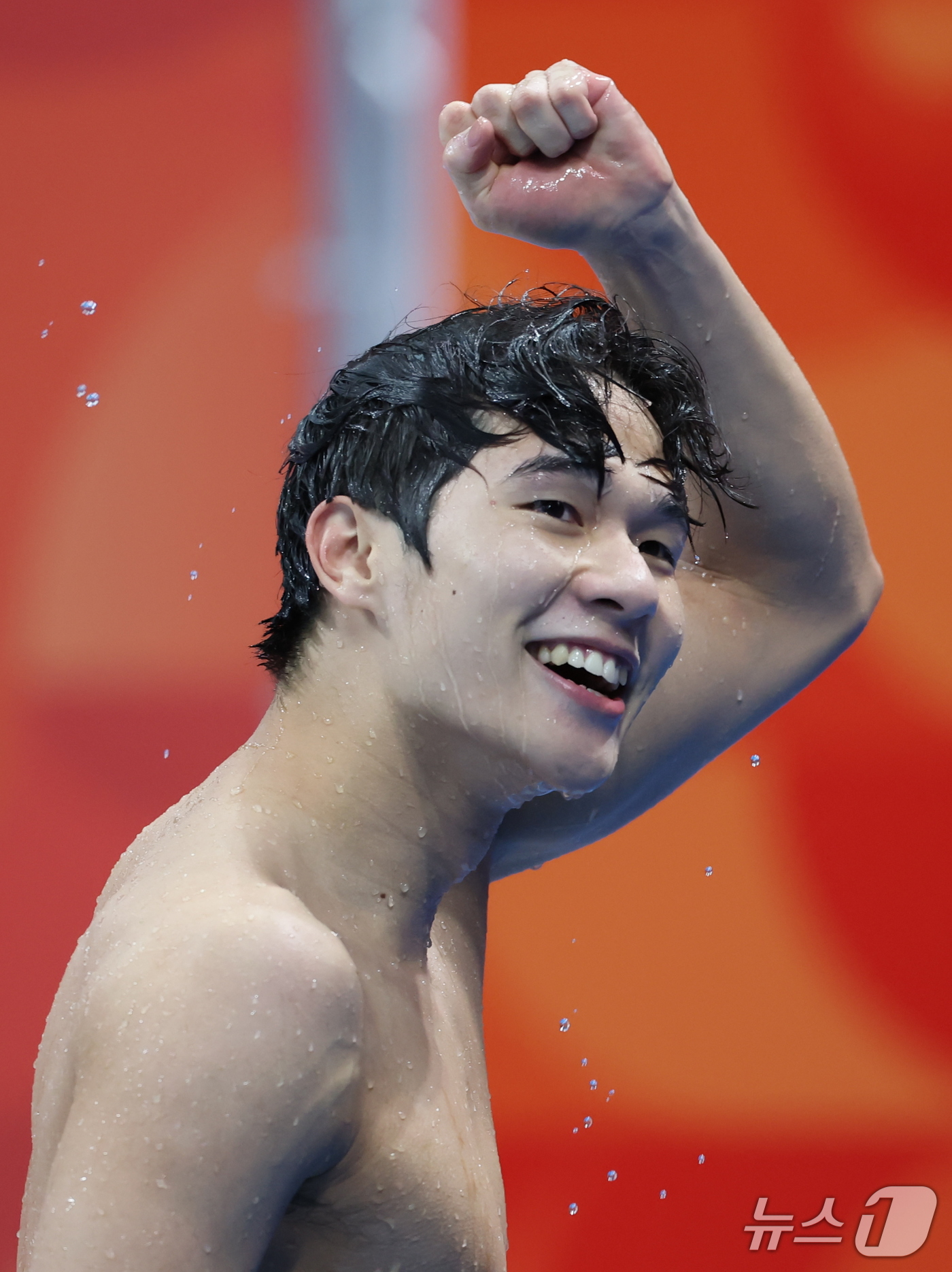 (도쿄=뉴스1) 김민지 기자 = 김민섭이 25일 도쿄 아쿠아틱스 센터에서 열린 2026 아이치·나고야 아시안게임 남자 200m 접영 결선 경기를 마치고 환호하고 있다. 김민섭은 3 …