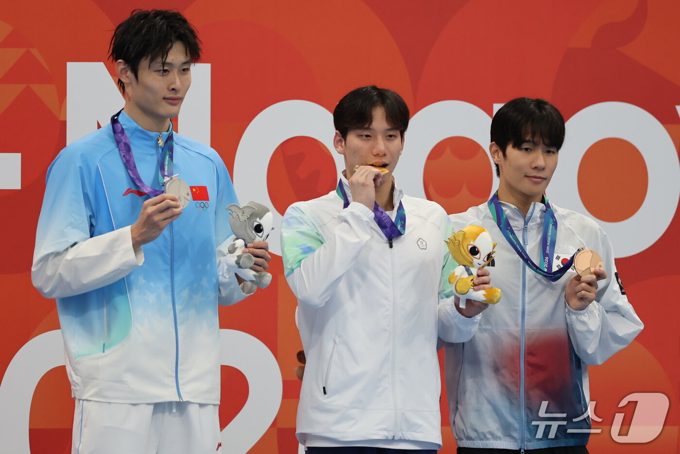 본문 이미지 - 김민섭(오른쪽)이 25일 도쿄 아쿠아틱스 센터에서 열린 2026 아이치·나고야 아시안게임 남자 200m 접영 시상식에서 동메달을 들고 기념촬영을 하고 있다. 2026.9.25 ⓒ 뉴스1 김민지 기자
