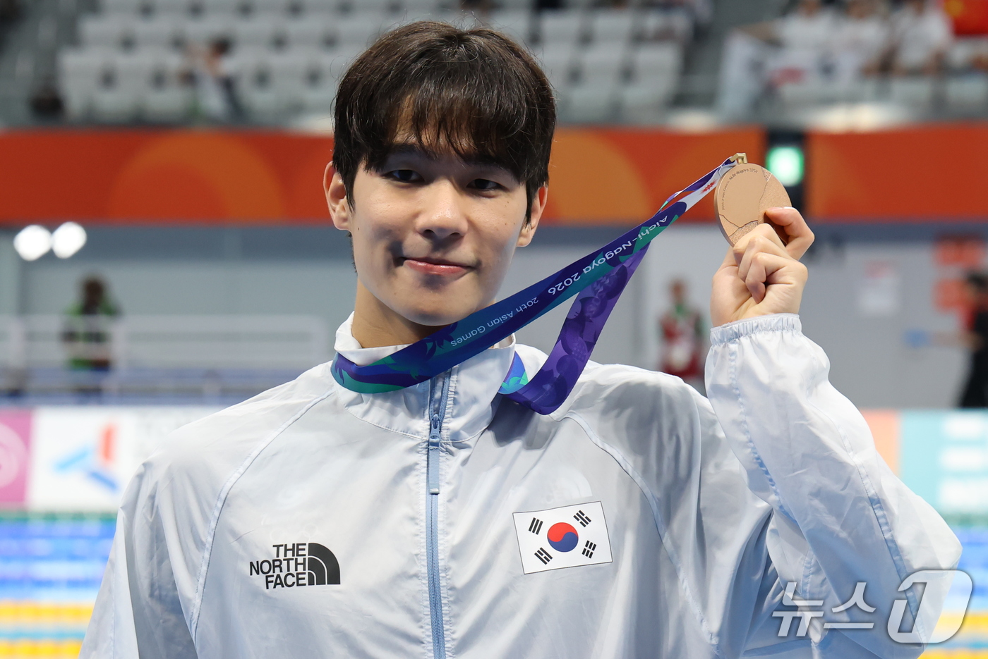 (도쿄=뉴스1) 김민지 기자 = 김민섭이 25일 도쿄 아쿠아틱스 센터에서 열린 2026 아이치·나고야 아시안게임 남자 200m 접영 시상식에서 동메달을 들고 기념촬영을 하고 있다. …