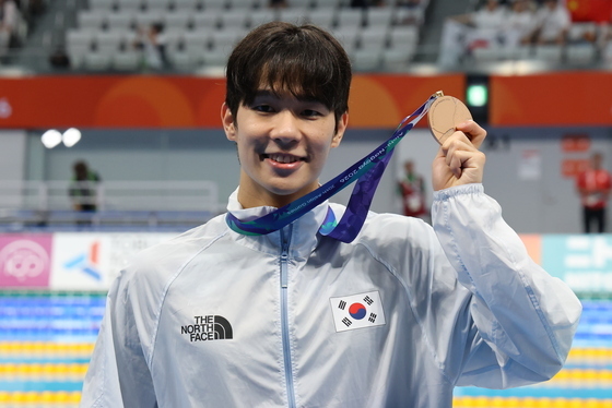 동메달 들고 미소 짓는 김민섭