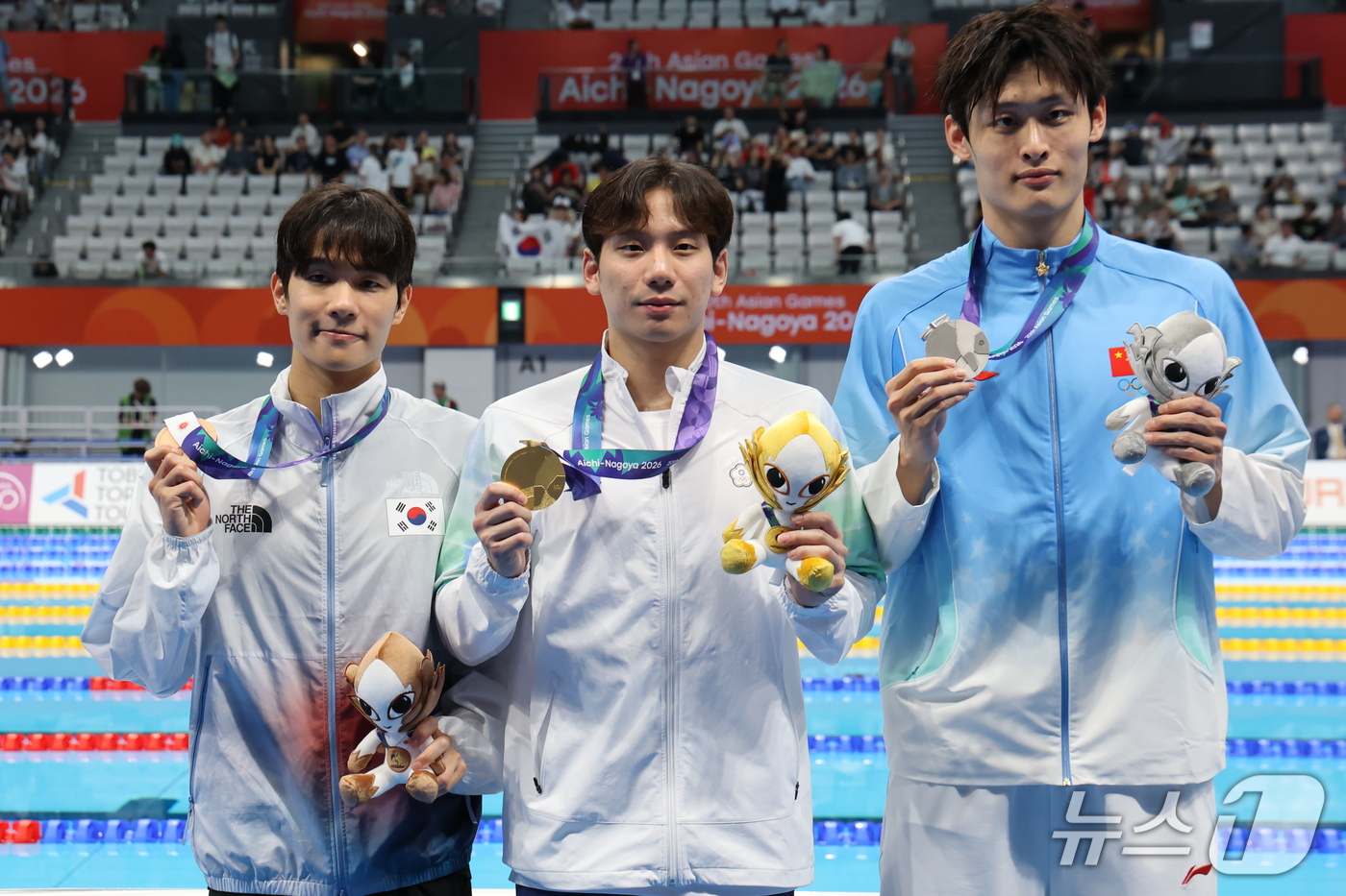 (도쿄=뉴스1) 김민지 기자 = 김민섭(왼쪽)이 25일 도쿄 아쿠아틱스 센터에서 열린 2026 아이치·나고야 아시안게임 남자 200m 접영 시상식에서 동메달을 들고 기념촬영을 하고 …