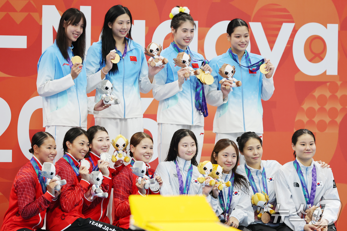(도쿄=뉴스1) 김민지 기자 = 김승원, 박시은, 안세현, 허연경이 25일 도쿄 아쿠아틱스 센터에서 열린 2026 아이치·나고야 아시안게임 수영 여자 400m 혼계영 시상식에서 동 …