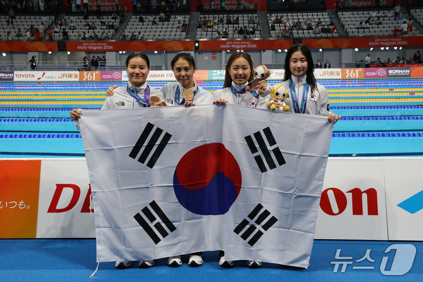 (도쿄=뉴스1) 김민지 기자 = 김승원, 박시은, 안세현, 허연경이 25일 도쿄 아쿠아틱스 센터에서 열린 2026 아이치·나고야 아시안게임 수영 여자 400m 혼계영 시상식에서 태 …