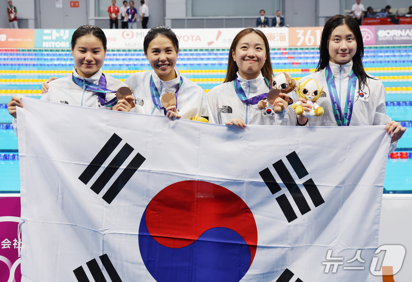 (도쿄=뉴스1) 김민지 기자 = 김승원, 박시은, 안세현, 허연경이 25일 도쿄 아쿠아틱스 센터에서 열린 2026 아이치·나고야 아시안게임 수영 여자 400m 혼계영 시상식에서 동 …
