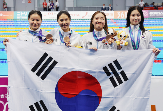 김승원·박시은·안세현·허연경 '태극기 펼치며'
