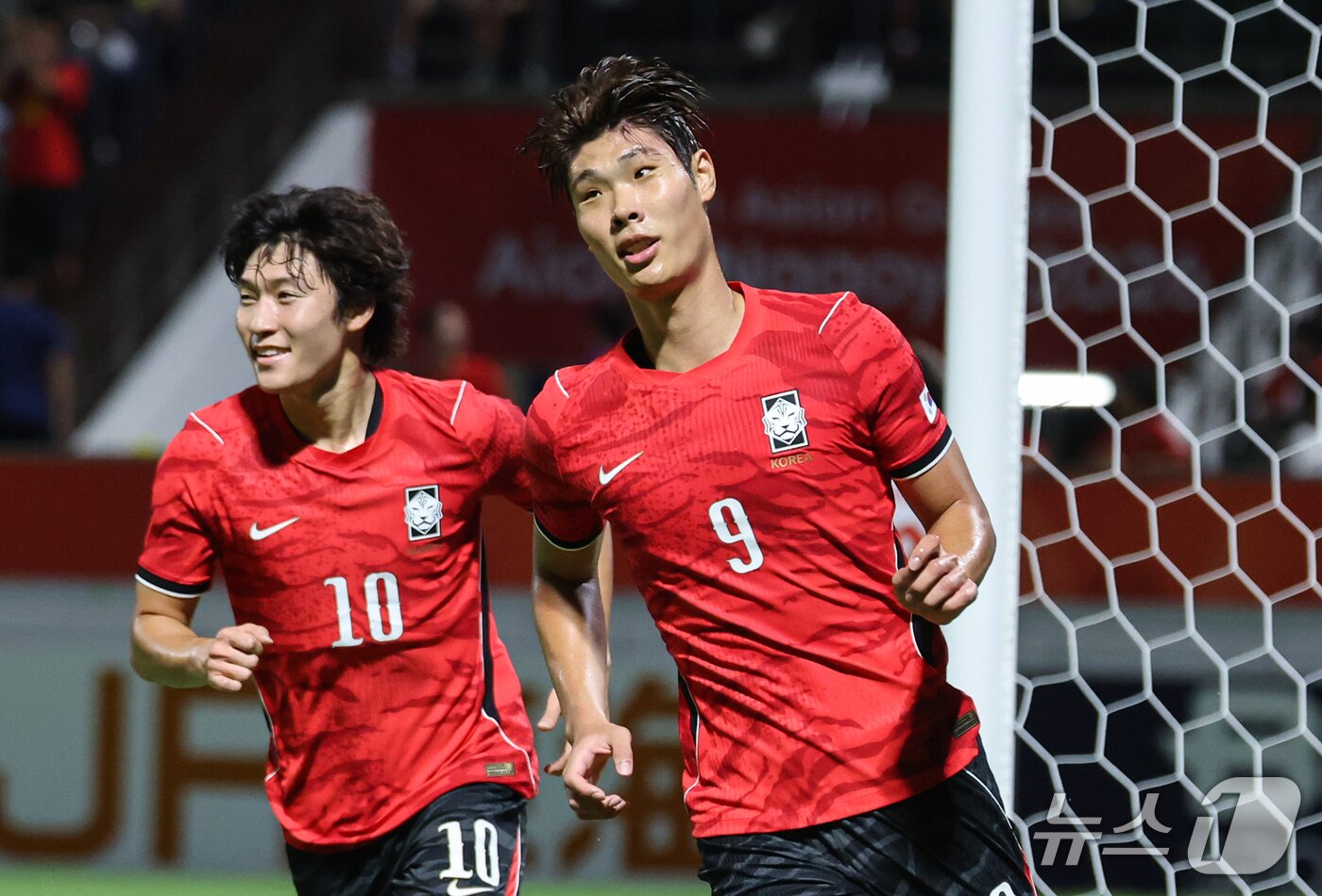 본문 이미지 - 25일 오후 일본 나고야 미즈호 파크 럭비 필드에서 열린 2026 아이치·나고야 아시안게임 남자축구 8강 대한민국과 베트남의 경기, 대한민국 이영준이 골을 넣고 기뻐하고 있다. 2026.9.25 ⓒ 뉴스1 김도우 기자