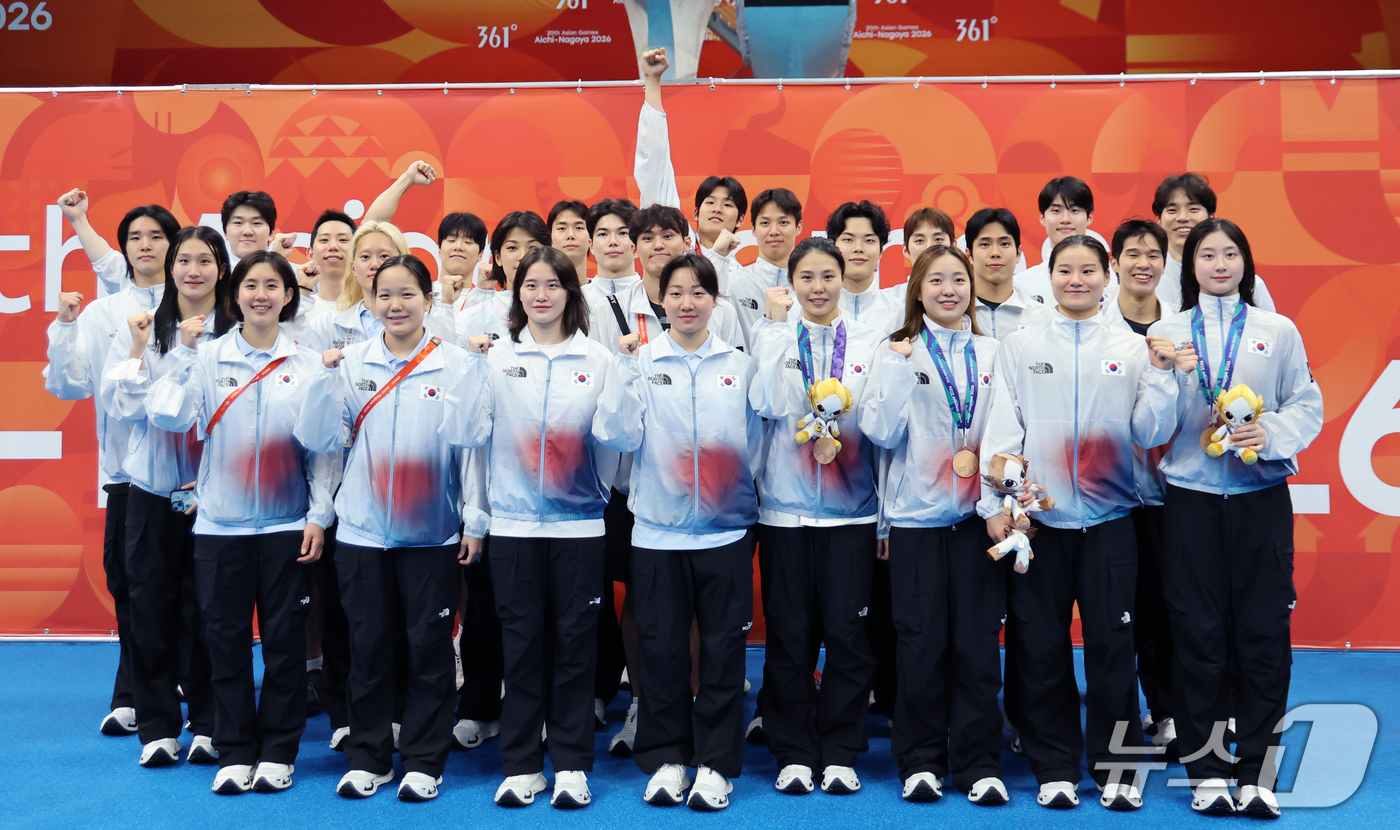 (도쿄=뉴스1) 김민지 기자 = 25일 도쿄 아쿠아틱스 센터에서 열린 2026 아이치·나고야 아시안게임 경기를 마친 대한민국 선수단이 함께 기념촬영을 하고 있다. 2026.9.25 …