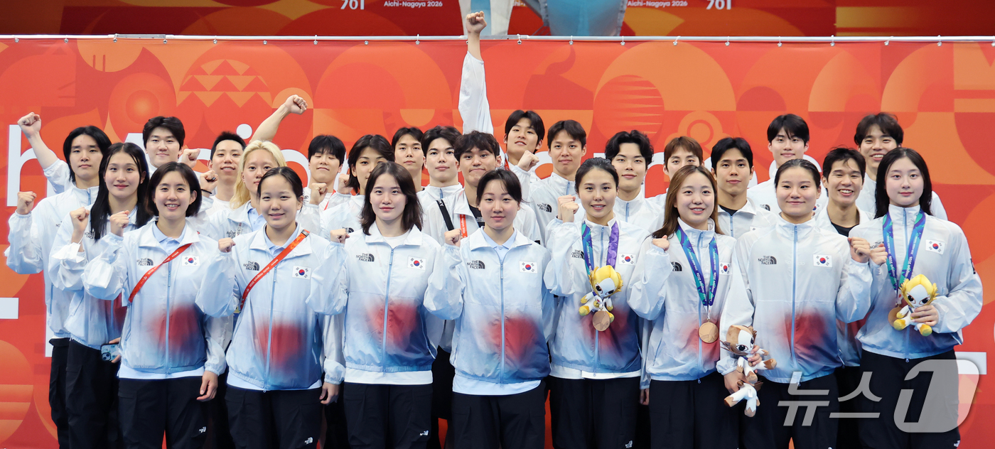(도쿄=뉴스1) 김민지 기자 = 25일 도쿄 아쿠아틱스 센터에서 열린 2026 아이치·나고야 아시안게임 경기를 마친 대한민국 선수단이 함께 기념촬영을 하고 있다. 2026.9.25 …